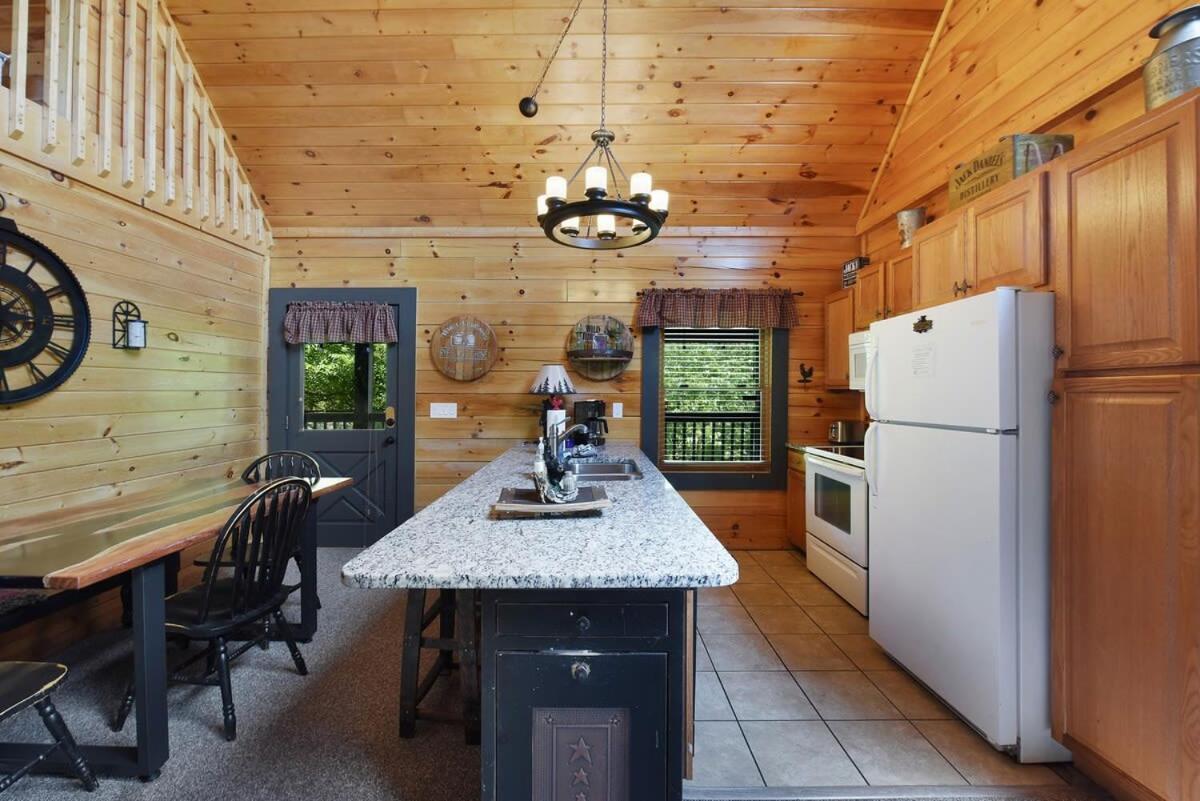 Ryes And Shine Bootlegger'S Cabin! Hot Tub* Pool* Arcade* Billiards *Ev * Pet Friendly Sevierville Extérieur photo