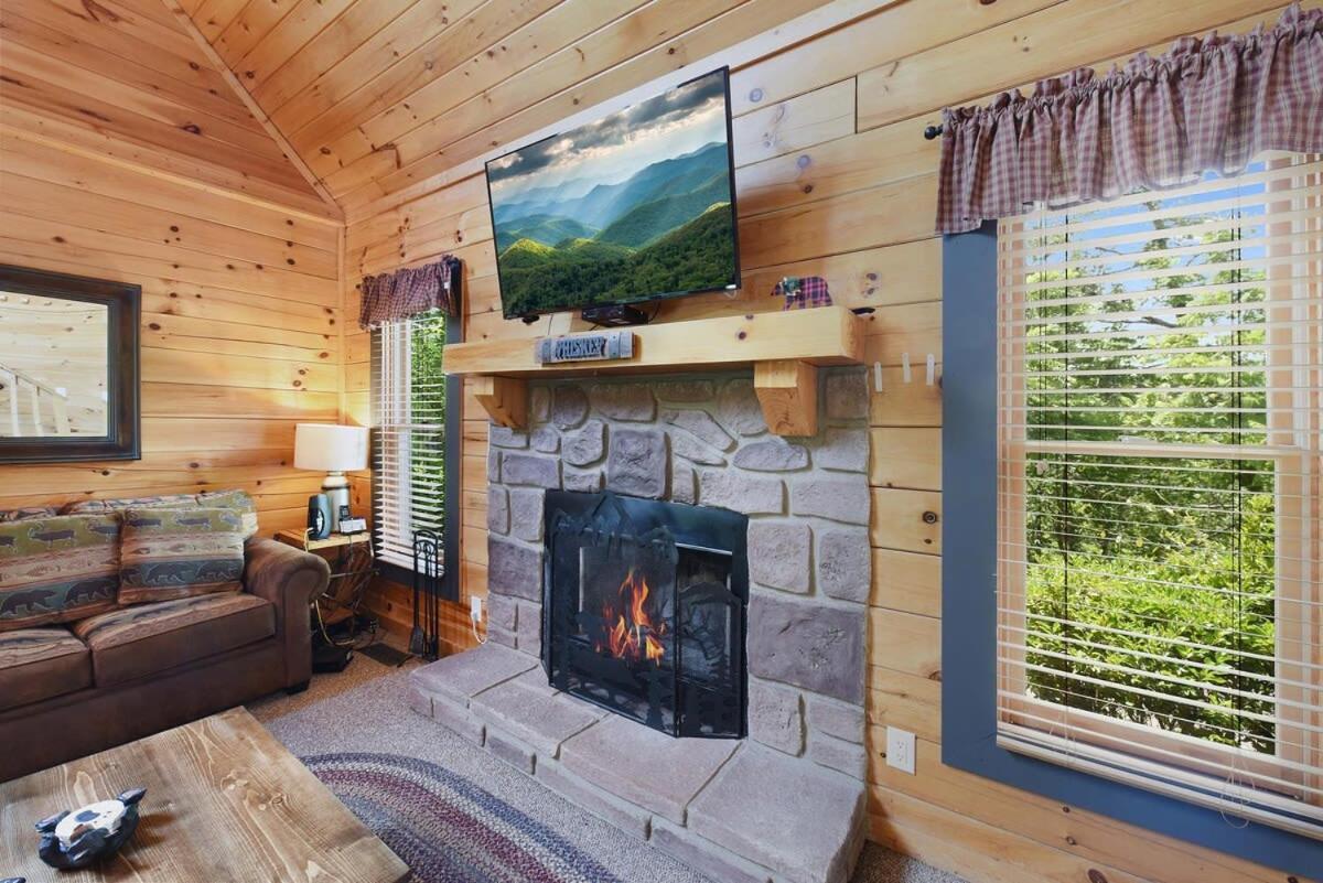 Ryes And Shine Bootlegger'S Cabin! Hot Tub* Pool* Arcade* Billiards *Ev * Pet Friendly Sevierville Extérieur photo