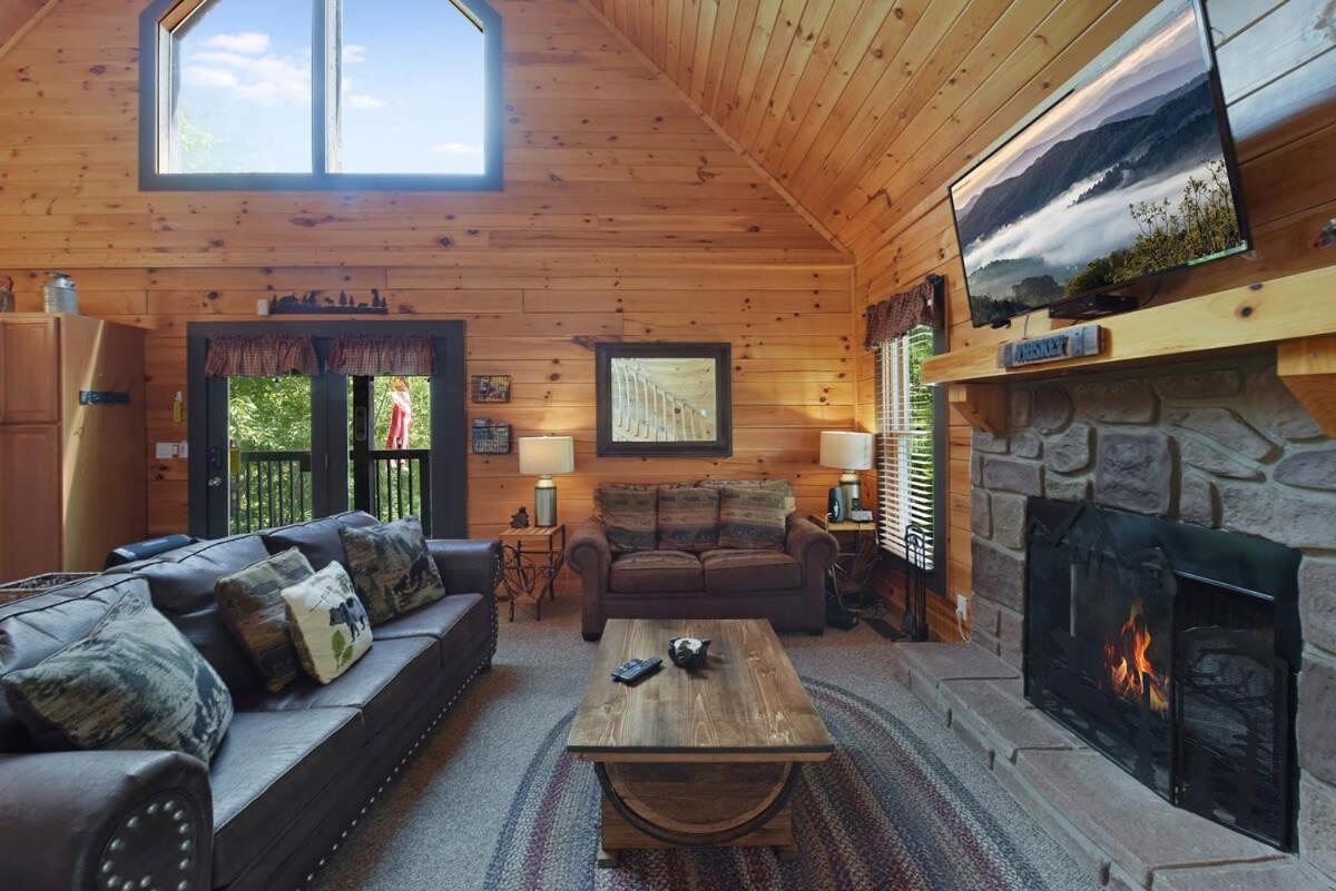 Ryes And Shine Bootlegger'S Cabin! Hot Tub* Pool* Arcade* Billiards *Ev * Pet Friendly Sevierville Extérieur photo