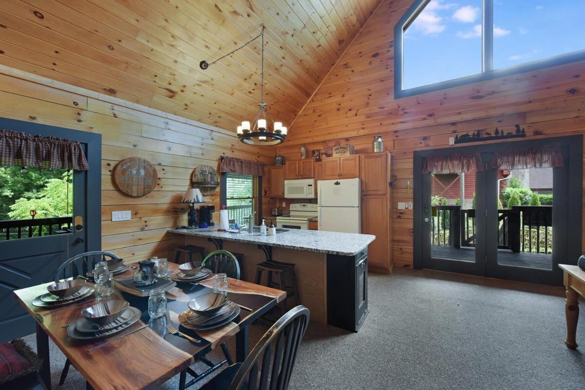 Ryes And Shine Bootlegger'S Cabin! Hot Tub* Pool* Arcade* Billiards *Ev * Pet Friendly Sevierville Extérieur photo